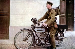 Un corriere inglese parte durante la Battaglia della Marna a est di Parigi, settembre 1914